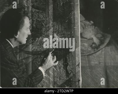 Madrid, gennaio 1959. Dalí che apporta gli ultimi ritocchi al suo dipinto "Velázquez dipingere l'infanta Margarita con luci e la sua stessa gloria". Crediti: Album / Archivo ABC / Basabe Foto Stock