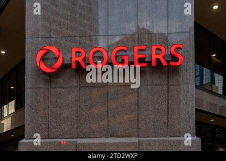 Logo Rogers sul suo edificio aziendale ad Altius Centre, Calgary, Alberta, Canada Foto Stock