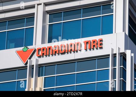 Logo Canadian Tire e cartello sull'edificio del campus di Calgary della Canadian Tire Corporation, Alberta, Canada Foto Stock