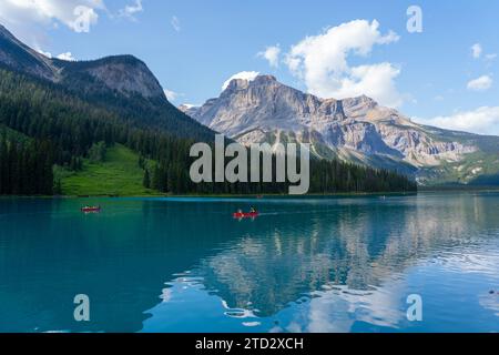 Persone in canoa nel lago Emerald nel parco nazionale di Yoho, British Columbia, Canada Foto Stock