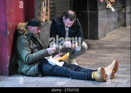 Broad Street, Birmingham 16 dicembre 2023 - venerdì 15 dicembre sera i venditori hanno visitato la famigerata striscia di nightclub di Birmingham, mentre si sono divertiti dal secondo all'ultimo venerdì prima di Natale. Diversi festaioli indossavano abiti natalizi e una festa di lavoro piena di Santas posero per una foto di gruppo prima di recarsi in un altro pub. Gli amici si portavano l'un l'altro lungo la zona della vita notturna di Broad Street mentre la sera si trasformava in mattina. Altri sono stati visti in abiti eleganti dopo aver frequentato i galà festivi del centro città. Molte persone hanno mostrato i loro Jumpers natalizi mentre godevano di temperature miti. La Foto Stock