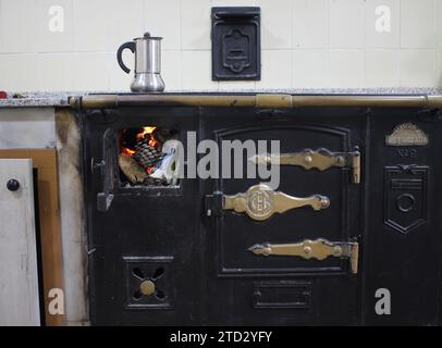 Aromi rustici: Preparazione del caffè su una stufa a legna Foto Stock