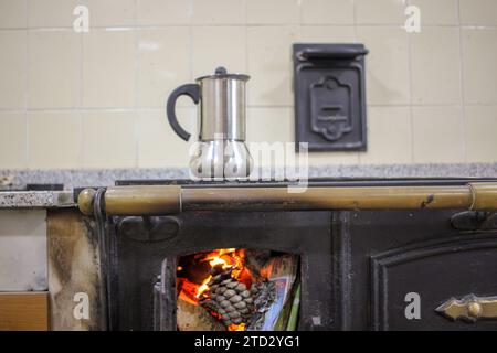 Aromi rustici: Preparazione del caffè su una stufa a legna Foto Stock