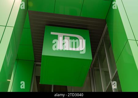 Primo piano del cartello della banca TD sull'edificio. Edmonton, Alberta, Canada Foto Stock