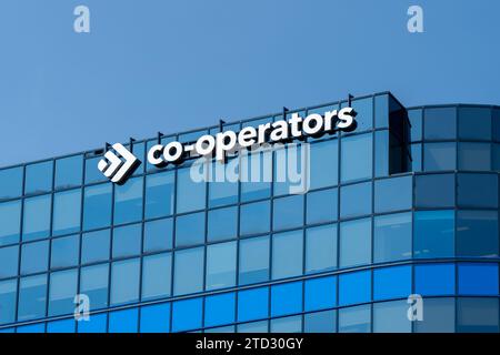 Logo e firma dei collaboratori sull'edificio presso il Co-Operators Place di Regina, Saskatchewan, Canada Foto Stock