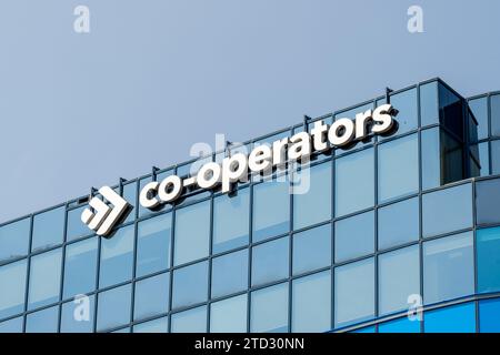 Logo e firma dei collaboratori sull'edificio presso il Co-Operators Place di Regina, Saskatchewan, Canada Foto Stock
