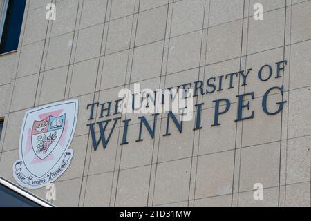 Il logo e l'insegna dell'Università di WINNIPEG sull'edificio di WINNIPEG, Manitoba, Canada Foto Stock