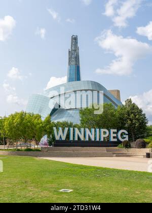 Insegna WINNIPEG con il Canadian Museum for Human Rights sullo sfondo a Winnipeg, Manitoba, Canada Foto Stock