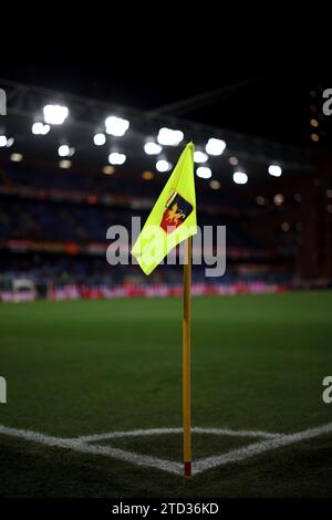 Genova, Italia, 15 dicembre 2023. Una bandiera d'angolo che porta lo stemma del Genoa CFC è vista in una vista generale dello stadio prima della partita di serie A A Luigi Ferraris, Genova. Il credito fotografico dovrebbe leggere: Jonathan Moscrop / Sportimage Foto Stock