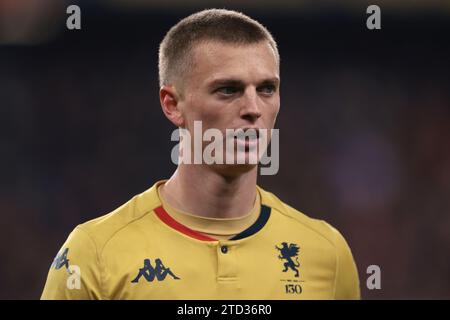 Genova, Italia, 15 dicembre 2023. Albert Gudmundsson del Genoa CFC guarda alla partita di serie A di Luigi Ferraris, Genova. Il credito fotografico dovrebbe leggere: Jonathan Moscrop / Sportimage Foto Stock