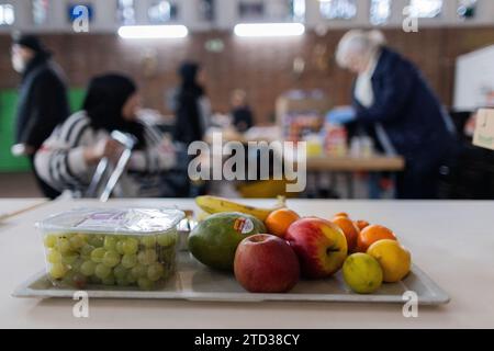 PRODUZIONE - 15 dicembre 2023, Renania settentrionale-Vestfalia, Oberhausen: Le persone bisognose ricevono cibo dalla banca alimentare. Le code davanti ai punti di distribuzione della banca alimentare, i volontari al limite della loro capacità e la domanda di cibo in continua crescita: Il sostegno a più di 600.000 persone bisognose in NRW sta raggiungendo i suoi limiti. Foto: Rolf Vennenbernd/dpa Foto Stock