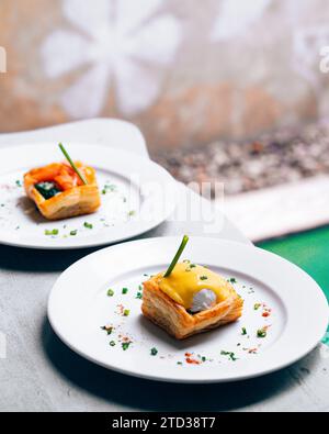 due piatti deliziosi e salutari serviti in piatti sotto un tavolo pulito Foto Stock