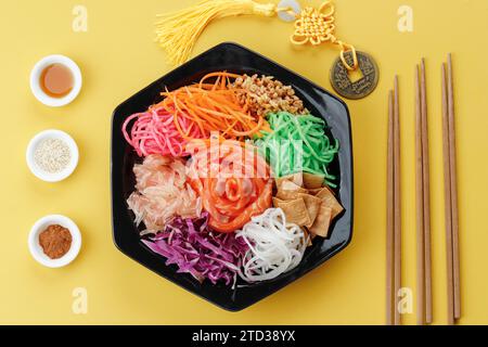 Cena cinese di Capodanno Yee Sang per la celebrazione del lancio della prosperità, conosciuta anche con il lancio primaverile di Yu Sheng. Foto Stock