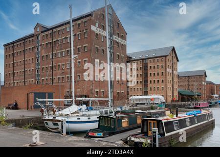 Imbarcazioni a narrowboat ormeggiate a Victoria Basin , Gloucester Docks, Gloucestershire, Inghilterra, Regno Unito. Foto Stock