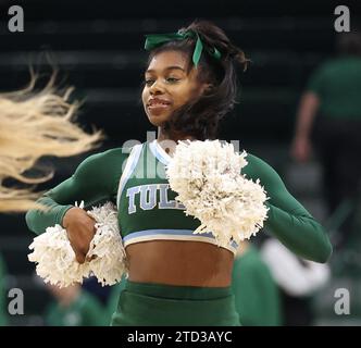 Le cheerleader Tulane Green Wave si esibiscono durante una partita di basket maschile alla Fogleman Arena di New Orleans, Louisiana, giovedì 14 dicembre 2023. (Foto di Peter G. Forest/Sipa USA) Foto Stock