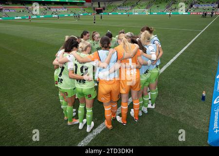 Melbourne, Australia. 16 dicembre 2023. La squadra del Canberra United FC si riunisce prima dell'inizio della partita. Crediti: James Forrester/Alamy Live News Foto Stock