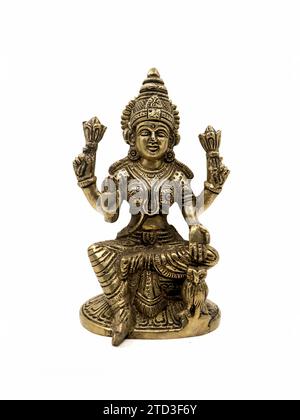 dettagliata scultura in bronzo dell'antica india della dea indù lakshmi con quattro mani sedute e benedizione isolata Foto Stock