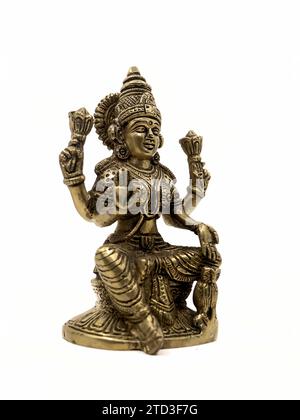 dettagliata scultura in bronzo dell'antica india della dea indù lakshmi con quattro mani sedute e benedizione isolata Foto Stock