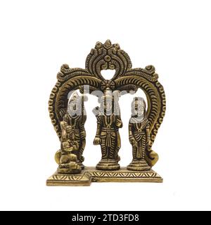 statua in ottone di ram darbar realizzata a mano con il signore ram lakshman e sita devi insieme a hanuman isolato su uno sfondo bianco Foto Stock