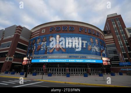 Una visione generale dell'esterno del Ford Field con immagini del linebacker dei Detroit Lions Alex Anzalone (34), dell'defendsive lineman Alim McNeill (54), della safety Trey Walker III (21), del quarterback Jared Goff (16), del ricevitore Amon Ra St. Brown (14), del tight end Sam LaPorta (87), della safety Kerby Joseph (31), del punter Jack Fox (2), del running back David Montgomery (5) e del Dornerback (30) 2023. Foto Stock