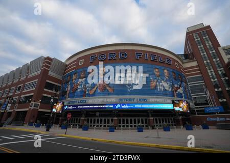 Una visione generale dell'esterno del Ford Field con immagini del linebacker dei Detroit Lions Alex Anzalone (34), dell'defendsive lineman Alim McNeill (54), della safety Trey Walker III (21), del quarterback Jared Goff (16), del ricevitore Amon Ra St. Brown (14), del tight end Sam LaPorta (87), della safety Kerby Joseph (31), del punter Jack Fox (2), del running back David Montgomery (5) e del Dornerback (30) 2023. Foto Stock