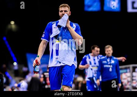 15 dicembre 2023, Baden-Württemberg, Stoccarda: Pallamano: 1 ° Bundesliga, uomini, stagione 2023/2024, TVB Stoccarda - HC Erlangen, Porsche Arena. Samuel Röthlisberger di Stoccarda reagisce insoddisfatto. Foto: Tom Weller/dpa Foto Stock