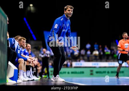 15 dicembre 2023, Baden-Württemberg, Stoccarda: Pallamano: 1 ° Bundesliga, uomini, stagione 2023/2024, TVB Stoccarda - HC Erlangen, Porsche Arena. L'allenatore di Stoccarda Michael Schweikardt gesticulates. Foto: Tom Weller/dpa Foto Stock