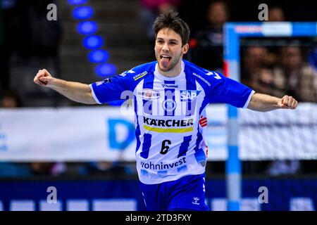 15 dicembre 2023, Baden-Württemberg, Stoccarda: Pallamano: 1 ° Bundesliga, uomini, stagione 2023/2024, TVB Stoccarda - HC Erlangen, Porsche Arena. Daniel Fernández di Stoccarda celebra. Foto: Tom Weller/dpa Foto Stock