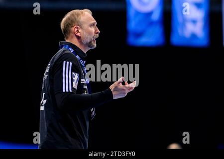 15 dicembre 2023, Baden-Württemberg, Stoccarda: Pallamano: 1 ° Bundesliga, uomini, stagione 2023/2024, TVB Stoccarda - HC Erlangen, Porsche Arena. L'allenatore di Erlangen, Hartmut Mayerhoffer, gesti. Foto: Tom Weller/dpa Foto Stock