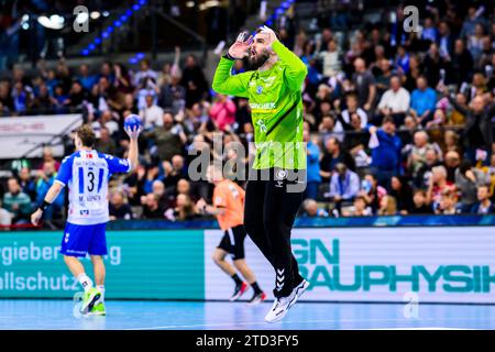 15 dicembre 2023, Baden-Württemberg, Stoccarda: Pallamano: 1 ° Bundesliga, uomini, stagione 2023/2024, TVB Stoccarda - HC Erlangen, Porsche Arena. Il portiere di Stoccarda Miljan Vujovic festeggia. Foto: Tom Weller/dpa Foto Stock