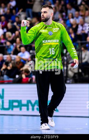 15 dicembre 2023, Baden-Württemberg, Stoccarda: Pallamano: 1 ° Bundesliga, uomini, stagione 2023/2024, TVB Stoccarda - HC Erlangen, Porsche Arena. Il portiere di Stoccarda Miljan Vujovic festeggia. Foto: Tom Weller/dpa Foto Stock