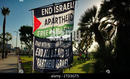 15 dicembre 2023, un gruppo di manifestanti che si autodefinivano Shut IT Down organizzò una manifestazione nei pressi dell'aeroporto internazionale di Los Angeles (LAX) per chiedere la fine dell'occupazione israeliana della Palestina e del genocidio di Gaza. I manifestanti, che si identificarono come palestinesi, ebrei e angelone di coscienza, marciarono per ore intorno all'aeroporto, bloccando il traffico e affrontando la polizia. Hanno portato cartelli che recitano “fermare il genocidio di Gaza”, “Palestina libera” e “Biden Out”. Hanno anche cantato slogan come "Nessuna giustizia, nessuna pace", "Palestine Lives Matter" e "End Apartheid". Foto Stock