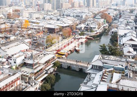 NANCHINO, CINA - 16 DICEMBRE 2023 - foto scattata il 16 dicembre 2023 mostra il paesaggio innevato dell'area panoramica del Tempio di Confucio a Nanchino, Jiang della Cina orientale Foto Stock