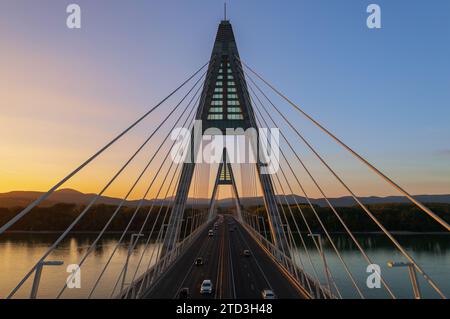 Budapest, Ungheria - Vista aerea ravvicinata sul famoso ponte Megyeri al tramonto Foto Stock