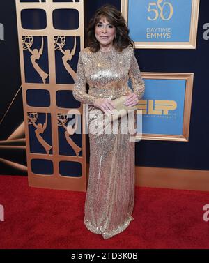 Kate Linder arriva al 50° Annual Daytime Emmy Awards tenutosi al Westin Bonaventure Hotel di Los Angeles, CA venerdì 15 dicembre 2023. (Foto di Sthanlee B. Mirador/Sipa USA) Foto Stock