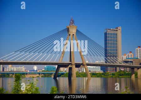 Seoul, Corea del Sud - 2 giugno 2023: Ampia vista del Ponte Olimpico che attraversa il fiume Han, che mostra la sua torre centrale piramidale e i cavi radianti. Foto Stock
