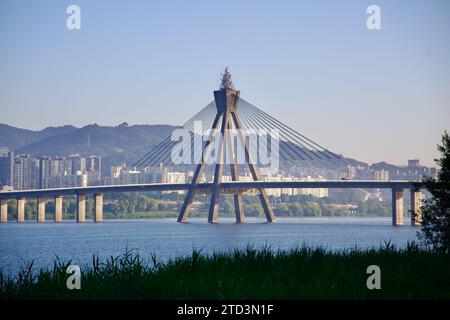 Seul, Corea del Sud - 2 giugno 2023: Il sole di prima mattina illumina il Ponte Olimpico e il suo esclusivo albero e il suo design con fermacavo sul fiume Han, vista Foto Stock