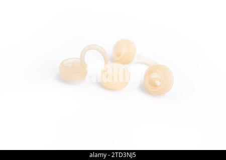 Tappi per naso in silicone, dispositivo antirussamento isolato su bianco Foto Stock