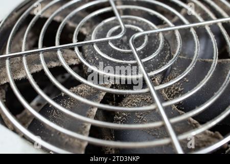 Ventola per pc molto sporca con molta polvere e griglia in acciaio, messa a fuoco morbida Foto Stock