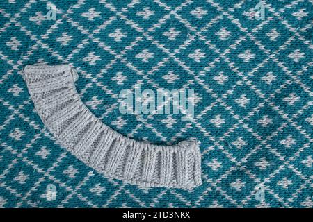 colletto da tasca su blusa lavorata a maglia, sfondo astratto, primo piano Foto Stock