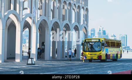 Doha, Qatar- dicembre 14,2023: Autobus turistico della città di doha a bordo dei passeggeri al porto vecchio di doha. Foto Stock