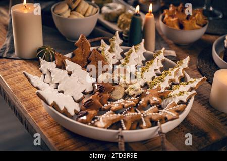 Deliziosi biscotti freschi di Natale al pan di zenzero in diverse forme Foto Stock