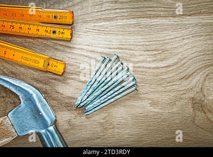 Immagine orizzontale del martello a baionetta chiodi di costruzione in legno sul concetto di costruzione di pannelli in legno Foto Stock