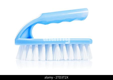 Spazzolino da cucina singolo con manico blu isolato su sfondo bianco Foto Stock