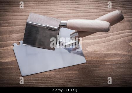 Impugnatura angolare con una sola mano e spatola per stucco Foto Stock