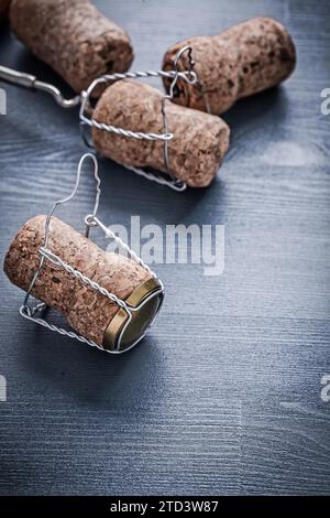 Quattro tappi di champagne con fili Foto Stock