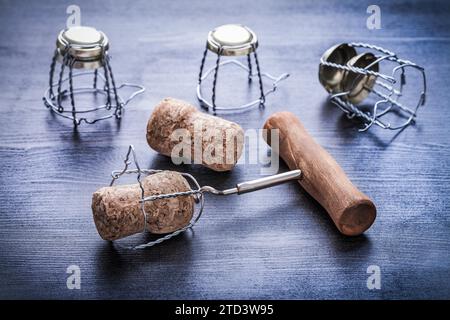 Cavatappi e tappi di champagne con fili Foto Stock