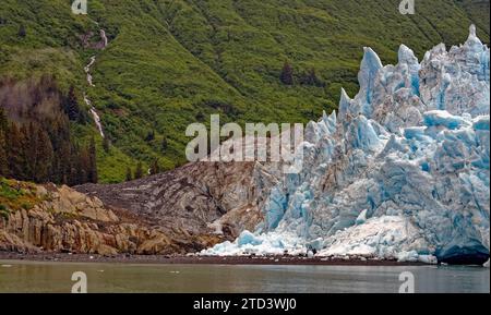 Ghiacciaio Meares, vista dettagliata, foreste pluviali sullo sfondo, Chugach Mountains, Prince William Sound, Valdez, Sud Alaska, Alaska, USA Foto Stock