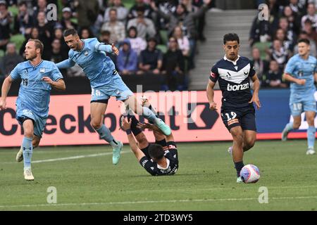 MELBOURNE, AUSTRALIA 16 dicembre 2023. Il centrocampista del Sydney FC Matthew Scarcella (18) si prende in volo mentre il centrocampista del Melbourne Victory Daniel Arzani (19) preme in avanti durante la A Leagues Soccer, Melbourne Victory FC vs Sydney FC al Melbourne's AAMI Park. Credito: Karl Phillipson/Alamy Live News Foto Stock