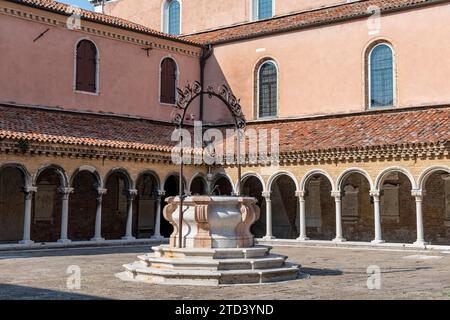 Cortile con chiostro, chiesa di San Michele in Isola, cimitero isola di San Michele, Venezia, Italia Foto Stock